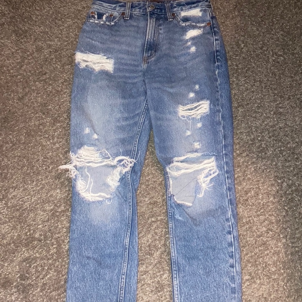 Cute rip jeans the size is 0, color is dark wash brand is Abercrombie & fitch